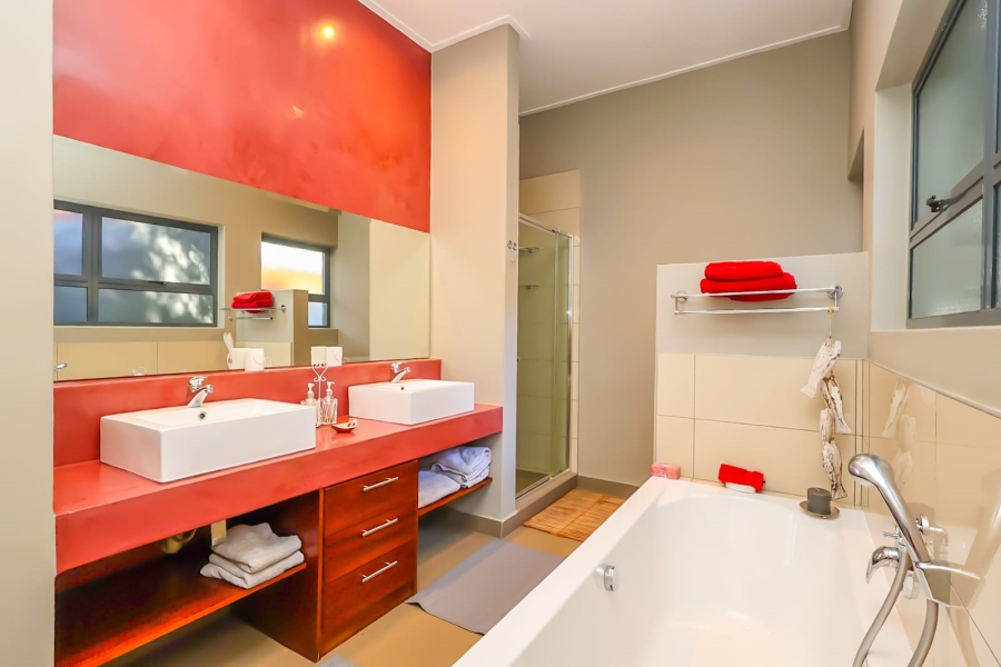 5 Bedroom Property for Sale in The Coves North West